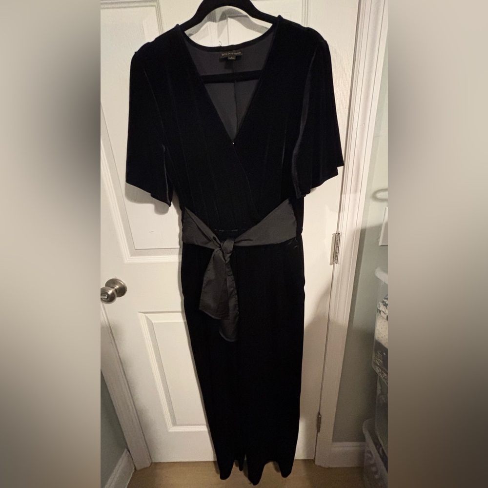 😍Black velvet romper size large